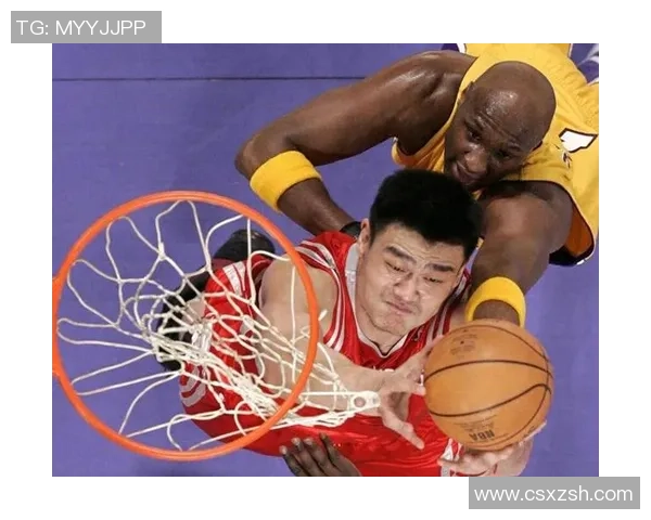 姚明背对篮筐的瞬间展现了篮球的魅力与运动员的坚韧精神